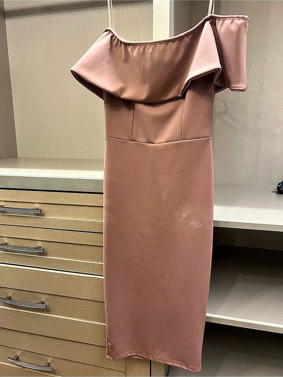 Aritzia Dresses & Skirts - Aritzia Pink Off-Shoulder Midi Dress New